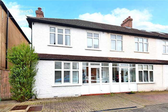 3 Bedroom End Of Terrace House For Sale In Washington Road, Worcester Park, Surrey, KT4