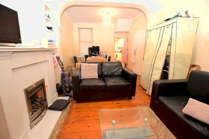 5 Bedroom Terraced House To Rent In Ingal Road, Plaistow, E13