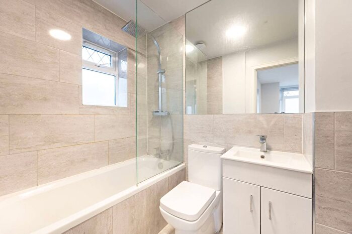 Studio To Rent In Drowning Drive, Greenford, UB6