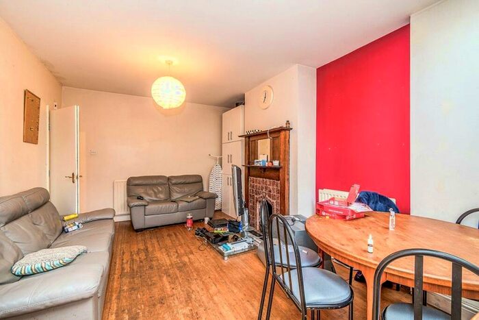 6 Bedroom Semi-Detached House To Rent In Ripstone Gardens, Southampton, Hampshire, SO17