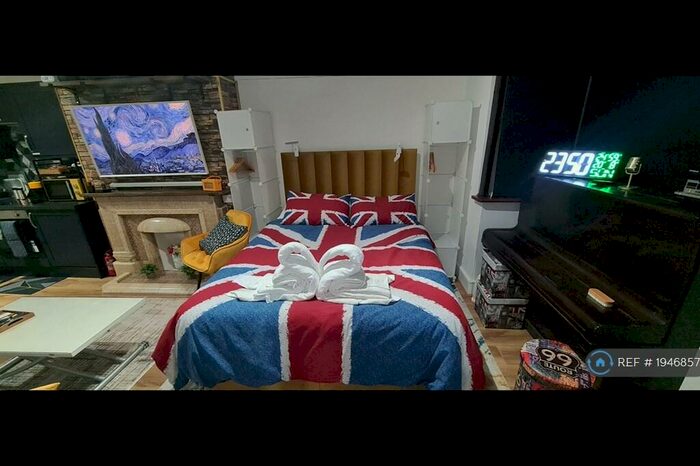 Studio To Rent In Old Street, London, E13