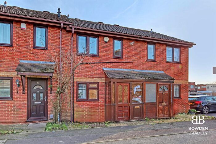 2 Bedroom Terraced House For Sale In Hazelwood Park Close, Chigwell, IG7