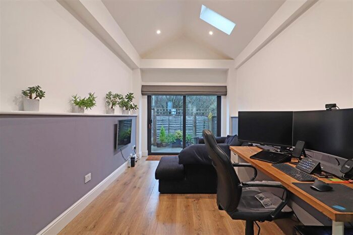 1 Bedroom Detached House For Sale In Wilton Road, Redhill, RH1