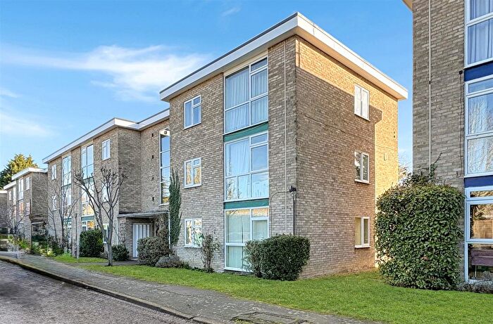 2 Bedroom Flat For Sale In Lilac Court, Cambridge, CB1