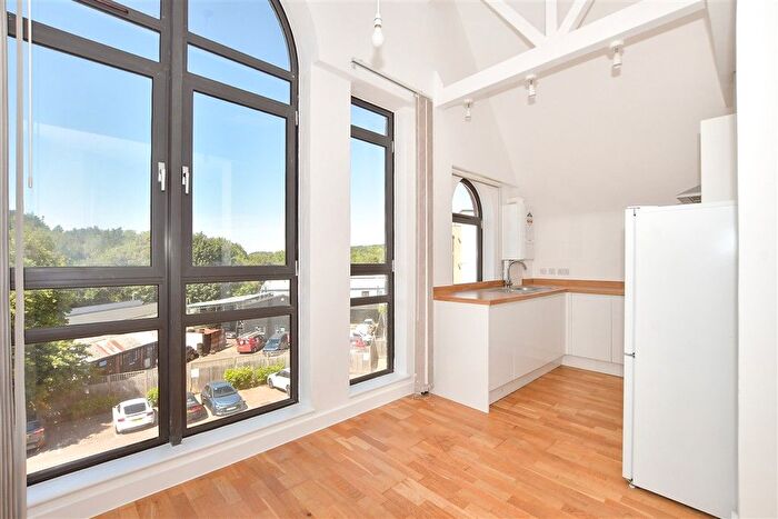 1 Bedroom Flat For Sale In Whyteleafe Hill, Whyteleafe, Surrey, CR3