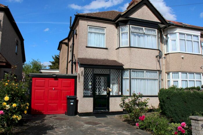 3 Bedroom End Of Terrace House To Rent In Evesham Way, Clayhall, Ilford, IG5