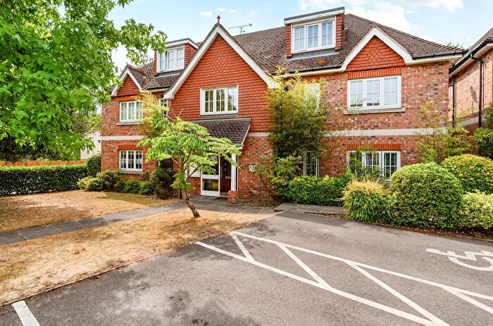 2 Bedroom Flat For Sale In Bardeen Place, Bracknell, Berkshire, RG12