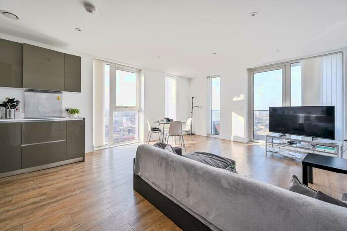 2 Bedroom Flat To Rent In Plumstead Road, Woolwich, London, SE18