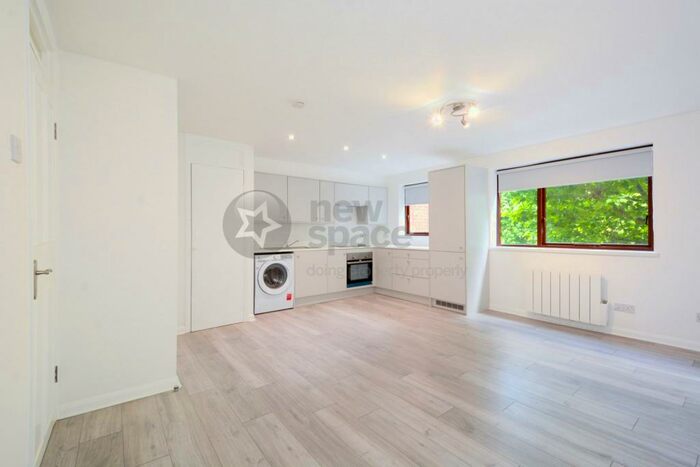 1 Bedroom Flat To Rent In Granville Square, Peckham, SE15