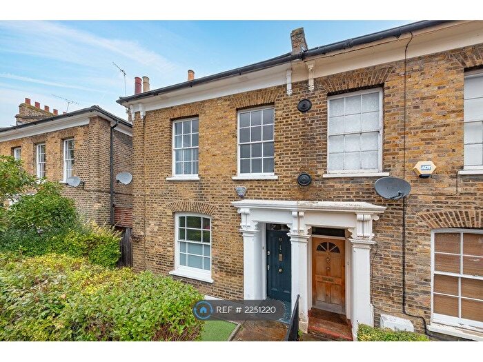 3 Bedroom End Of Terrace House To Rent In Shrublands Road, London, E8