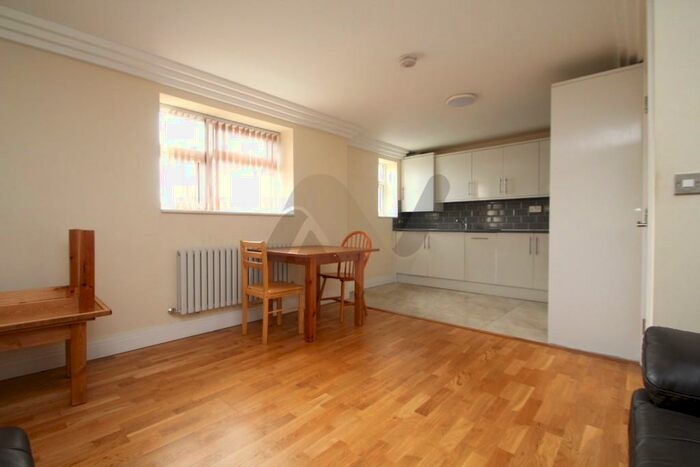 3 Bedroom Apartment To Rent In Isledon Road, London, N7