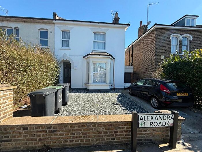 3 Bedroom Flat To Rent In Alexandra Road, London, N8