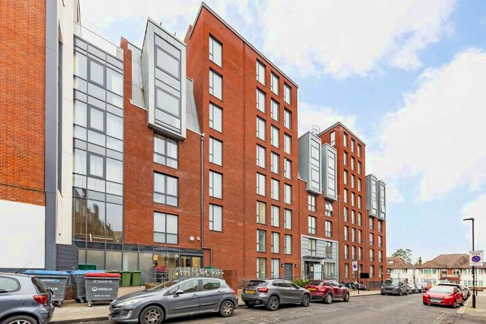 3 Bedroom Flat To Rent In Gaumont Place, London, SW2