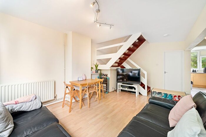 4 Bedroom Flat To Rent In Thomas Baines Road, Battersea, SW11
