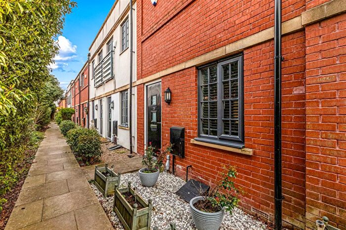 2 Bedroom Semi Detached House For Sale In Wolsey Island Way, Leicester, LE4