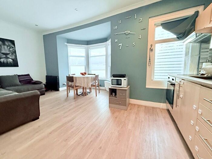 4 Bedroom Maisonette For Sale In Wightman Road, London, N8