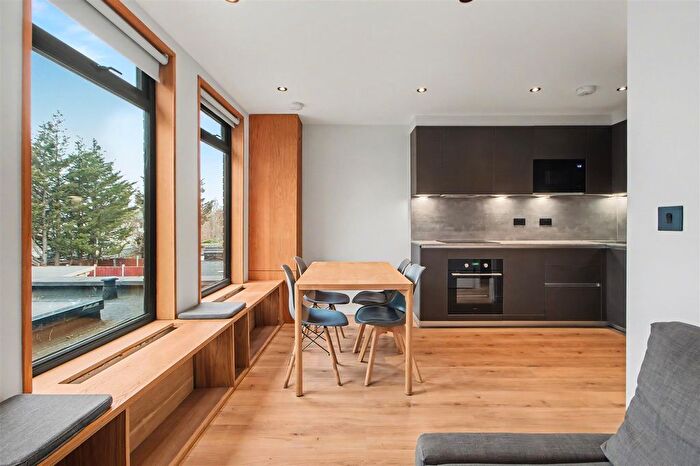 2 Bedroom Flat To Rent In Hamilton Road, Golders Green, London, NW11