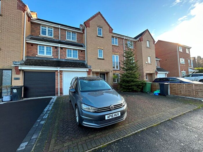 3 Bedroom Town House To Rent In Avon Road, Halesowen, West Midlands, B63