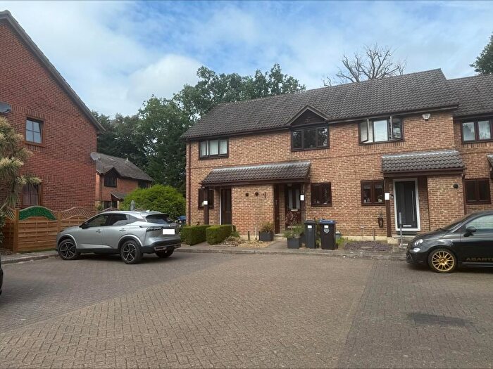 2 Bedroom End Of Terrace House To Rent In Oakridge, West End, GU24