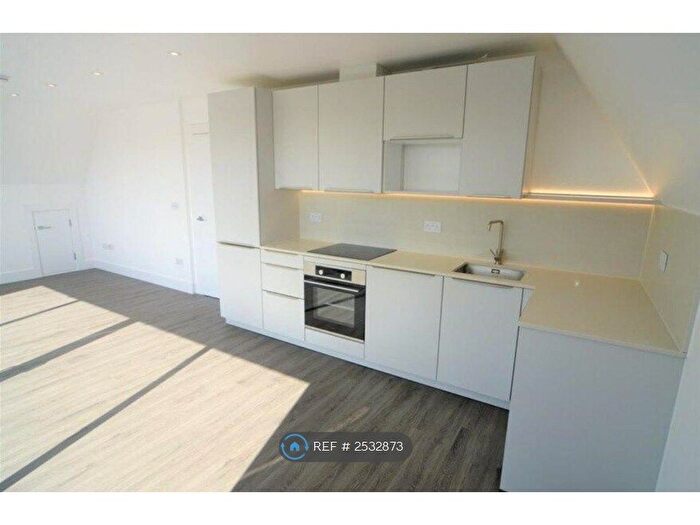 2 Bedroom Flat To Rent In Beech House, St. Albans, AL3