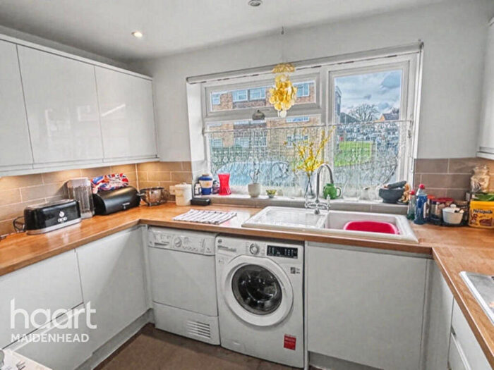 3 Bedroom Terraced House For Sale In Boarlands Close, Slough, SL1