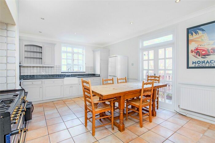 3 Bedroom Flat To Rent In Wandsworth Bridge Road, Fulham, SW6