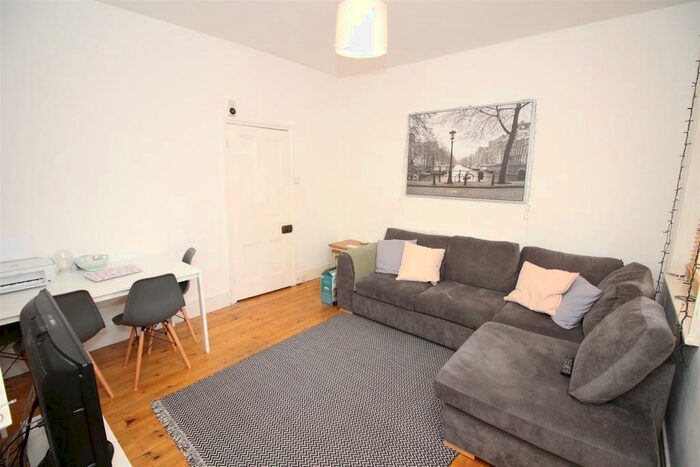 3 Bedroom Flat To Rent In Myrtle Grove, West Jesmond, Newcastle Upon Tyne, NE2