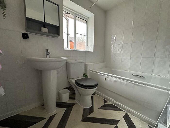 2 Bedroom Flat For Sale In Dixon Street, Manchester, M40