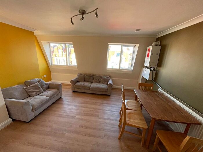 2 Bedroom Flat To Rent In High Street, Wealdstone, Harrow, HA3