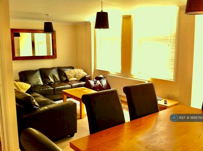 6 Bedroom Terraced House To Rent In Lavender Gardens, Newcastle Upon Tyne, NE2