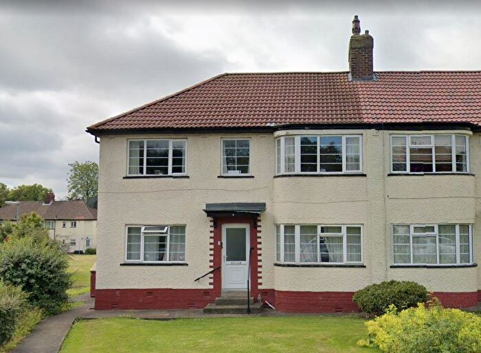 2 Bedroom Flat To Rent In Redesdale Gardens, Leeds, Uk, LS16
