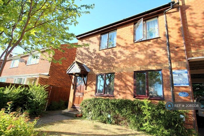 2 Bedroom Flat To Rent In Bembridge Court, Aldershot, GU12