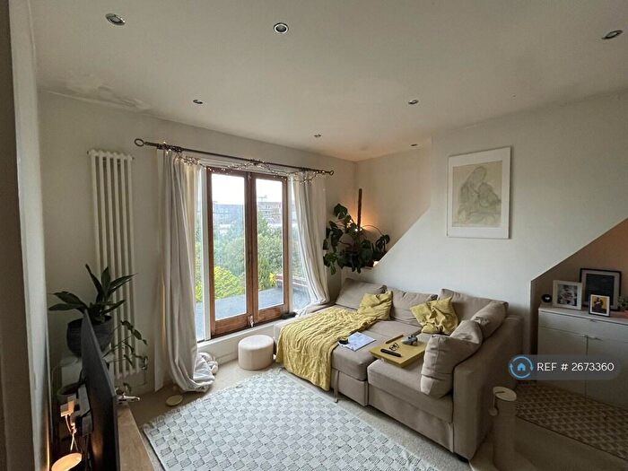 2 Bedroom Flat To Rent In York Avenue, Hove, BN3