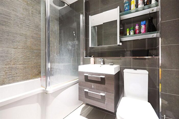 3 Bedroom Flat To Rent In Portland Court, London, Trinity Street, SE1