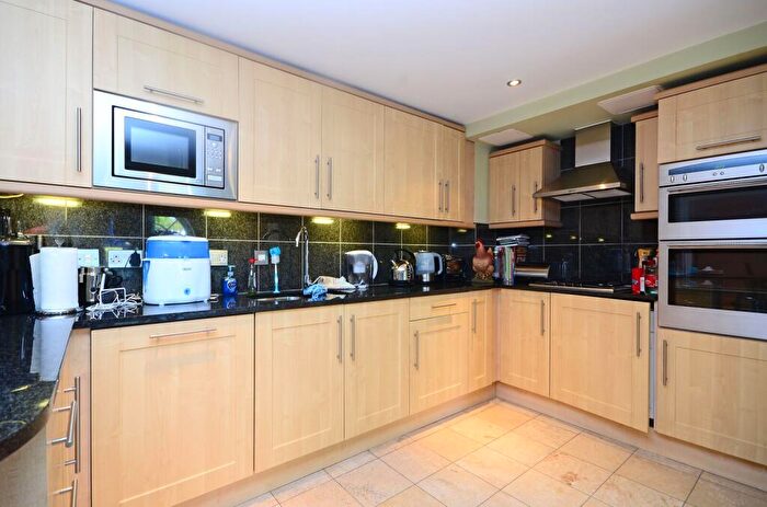 3 Bedroom Flat To Rent In Princess Park Manor, Royal Drive, North Finchley, London, N11