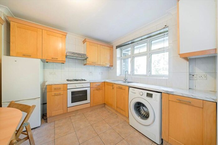 3 Bedroom Flat To Rent In Pennyfields, London, E14