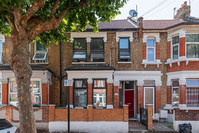 2 Bedroom Flat For Sale In Shelley Avenue, Manor Park, E12