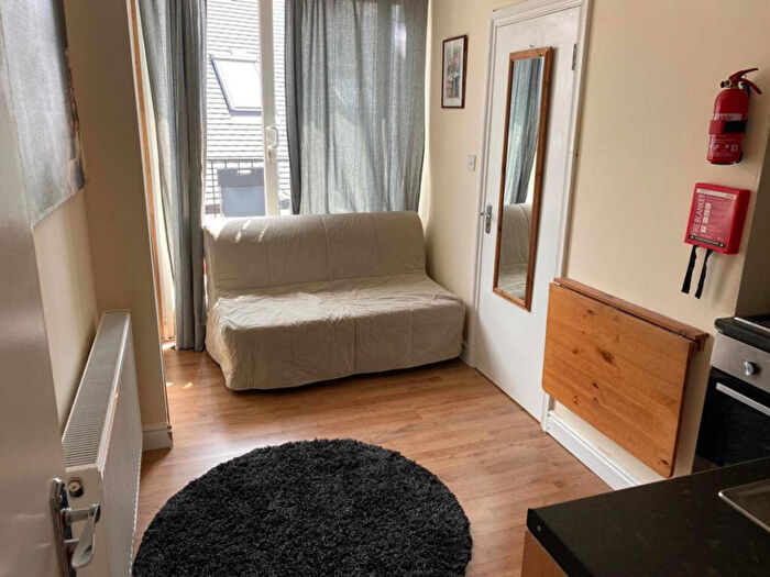 Studio To Rent In Beechcroft Avenue, London, NW11
