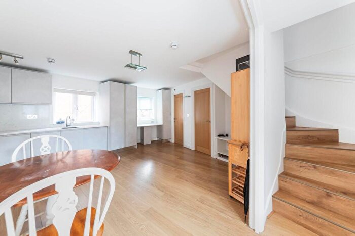 3 Bedroom Flat To Rent In St. Bernard`s Road, Walton Manor - Available Now, OX2