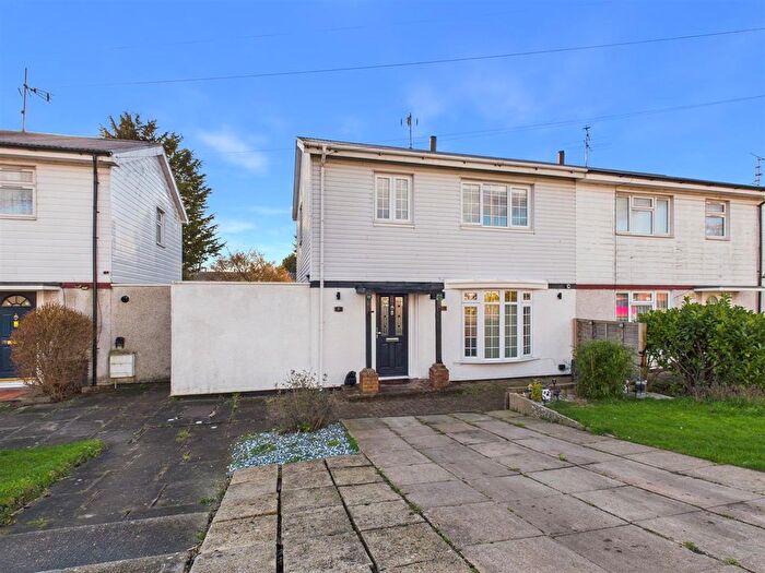 3 Bedroom Semi Detached House For Sale In Churchill Avenue, Southcourt, Aylesbury, HP21