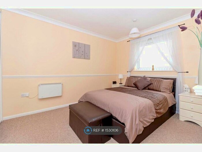 2 Bedroom Flat To Rent In Hawthorn Gardens, Worthing, BN14