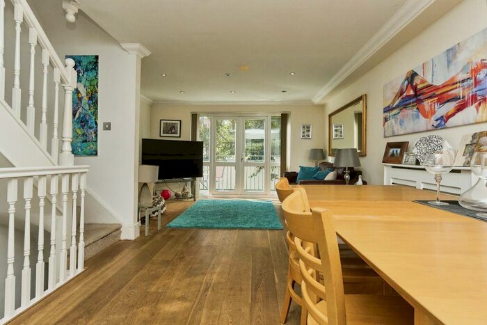 5 Bedroom Town House To Rent In Fife Court, Cowes, PO31