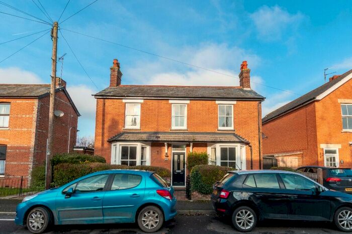 3 Bedroom Detached House To Rent In York Road, Newbury, RG14