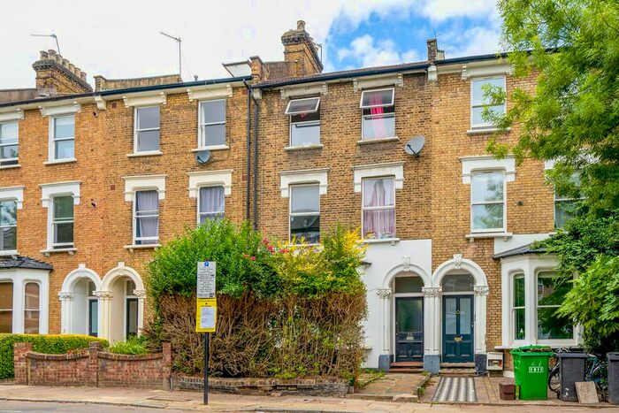 2 Bedroom Flat To Rent In Caledonian Road, Islington, London, N7