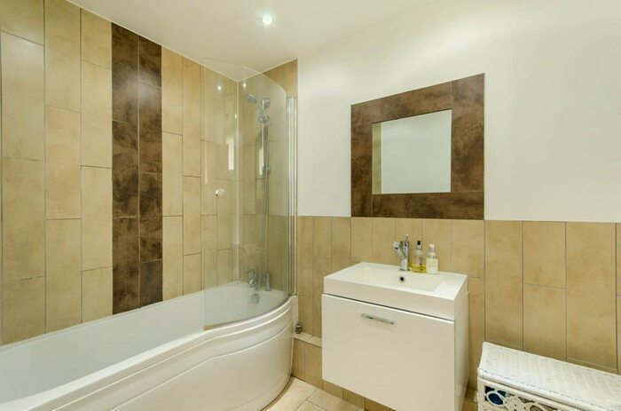 1 Bedroom Flat To Rent In Winterfold Close, Wandsworth, London, SW19