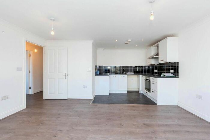 2 Bedroom Flat To Rent In Green Lanes, London, N13