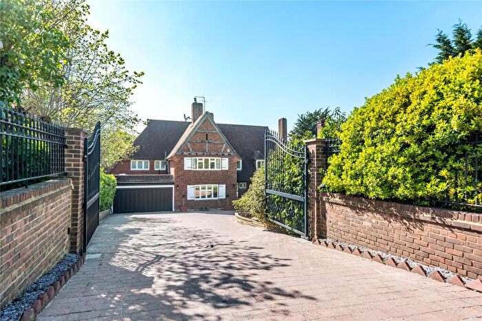 5 Bedroom Detached House For Sale In Cockfosters Road, Hadley Wood, EN4