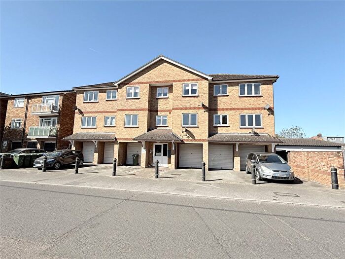 1 Bedroom Flat To Rent In Flat Hassenbrooke Road, Stanford Le Hope, Essex, SS17