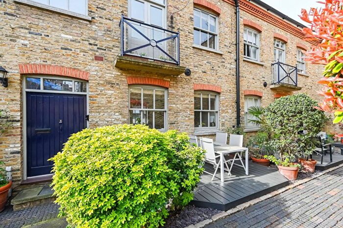 2 Bedroom Property For Sale In Hardwicke Mews, Islington, London, WC1X