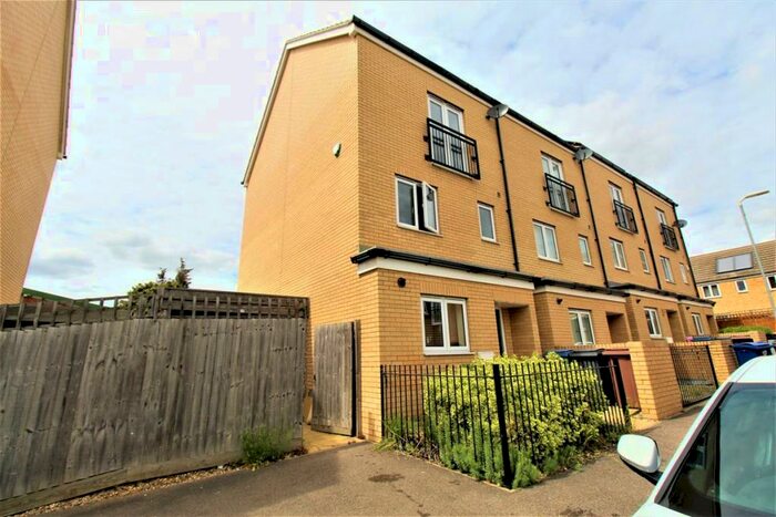 4 Bedroom Terraced House To Rent In Fox Field Close, Grays, RM20